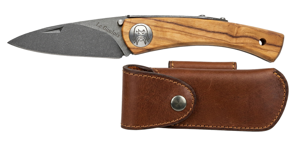Couteau pliant Le gaulois – lame Carbonox ultra-tranchante 90mm – manche olivier – fabriqué en France - vue de face + étui couteau cuir marron.