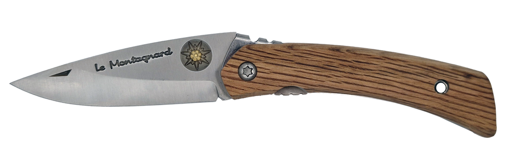 Couteau pliant Le Montagnard – lame Carbonox 90mm gravure edelweiss – manche bois chêne vert – fabriqué en France - Vue de face.