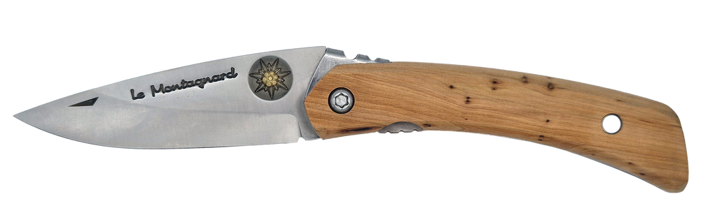 Couteau pliant Le Montagnard – lame Carbonox 90mm gravure edelweiss – manche bois genévrier – fabriqué en France - Vue de face.