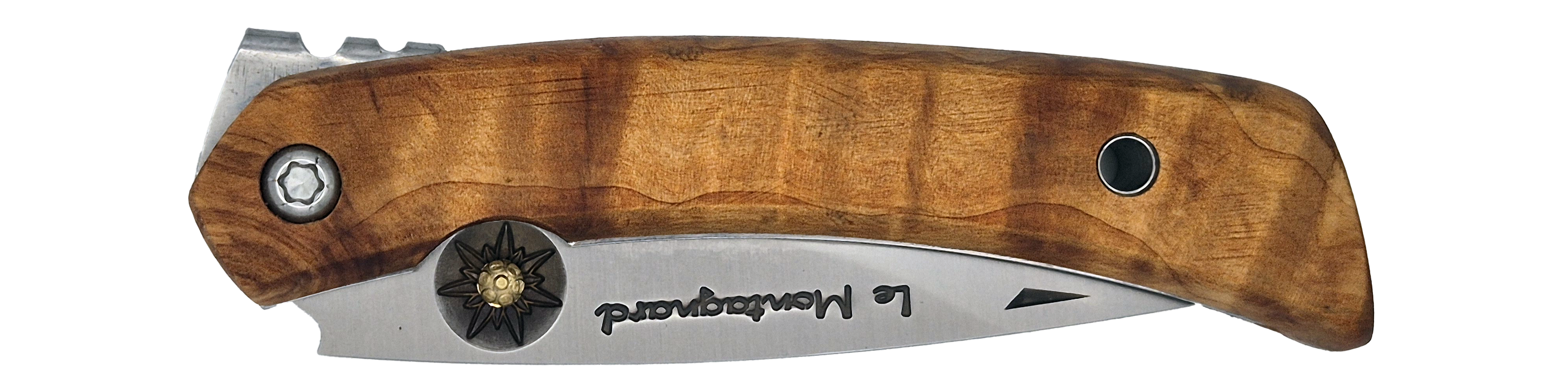 Couteau pliant Le Montagnard – lame Carbonox 90mm gravure edelweiss – manche bois loupe de thuya – fabriqué en France - Vue plié.